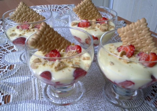 Fotografia przedstawiająca Krem jogurtowy z owocami