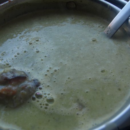 Krok 3 - Krem kalafiorowo-brokułowy z paprykowymi pulpecikami foto