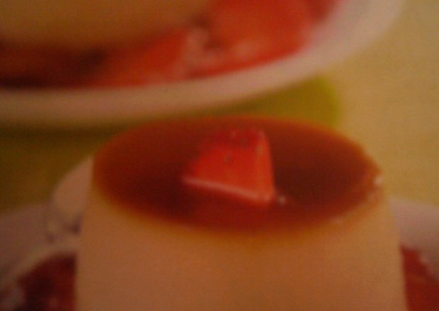 Fotografia przedstawiająca Krem karmelowy na owocach