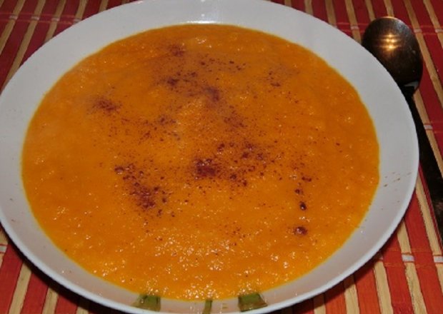 Fotografia przedstawiająca Krem marchewkowo - pomarańczowy z imbirem