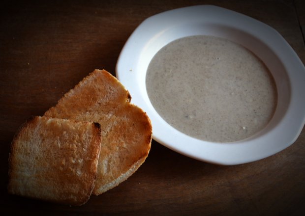 Fotografia przedstawiająca Krem pieczarkowy z tostem
