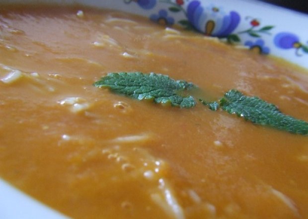 Fotografia przedstawiająca krem pomidorowo-cebulowy