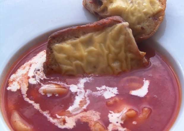 Fotografia przedstawiająca Krem pomidorowo-paprykowy z tostami