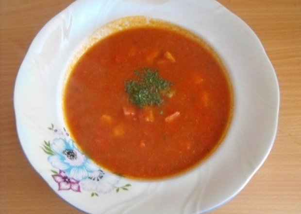 Fotografia przedstawiająca krem pomidorowy na ostro