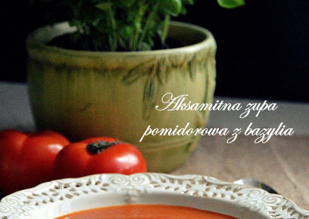 Fotografia przedstawiająca Krem pomidorowy z bazylią i sokiem z pomarańczy