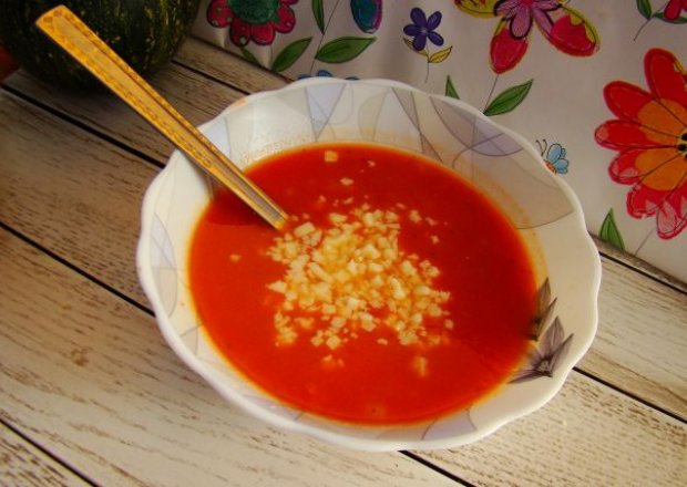 Fotografia przedstawiająca Krem pomidorowy z mozzarellą