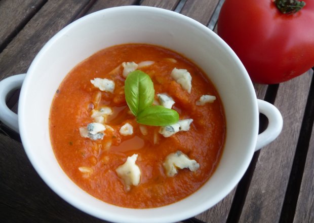 Fotografia przedstawiająca Krem pomidorowy z orzo i lazurem