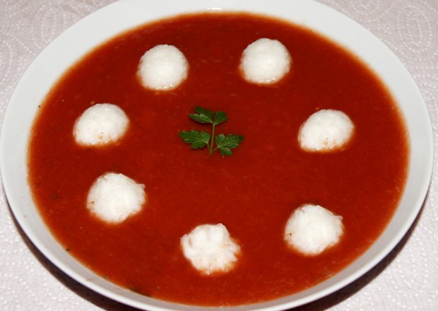 Fotografia przedstawiająca Krem pomidorowy z ryżowo-kokosowymi kulkami