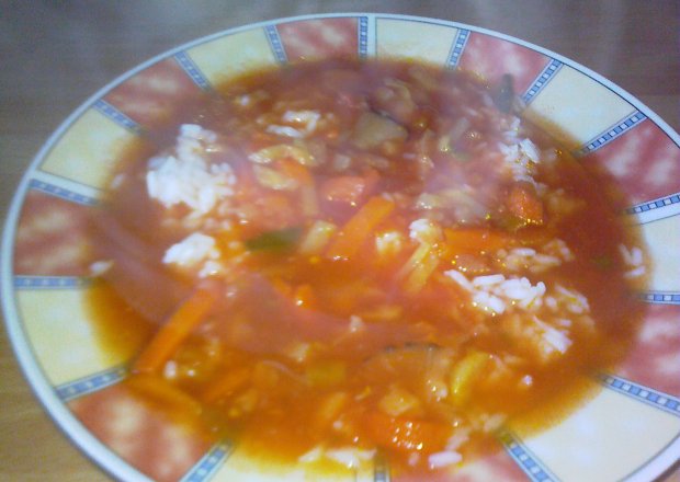 Fotografia przedstawiająca krem pomidorowy z słupkami