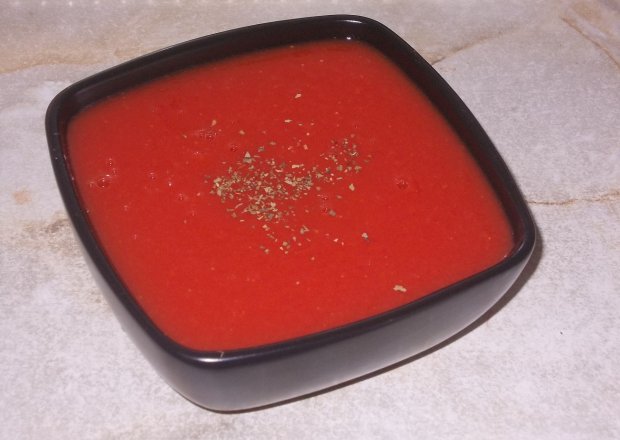 Fotografia przedstawiająca Krem pomidorowy z sokiem z limonki