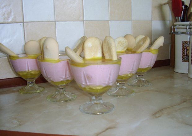 Fotografia przedstawiająca krem poziomkowo-jogurtowy