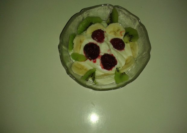 Fotografia przedstawiająca Krem śmietankowy z owocami