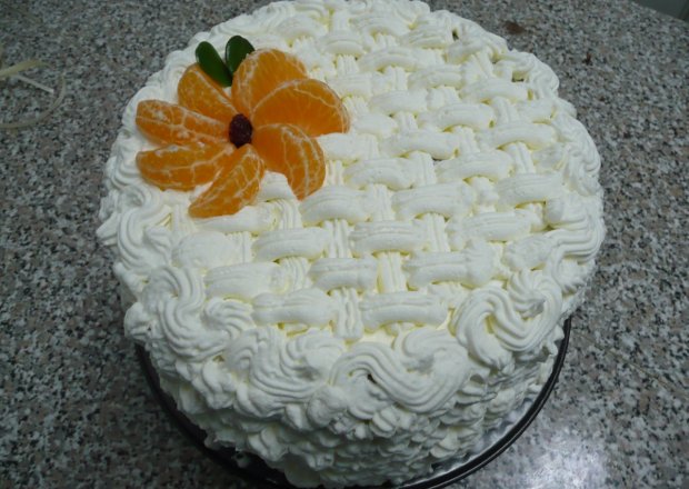 Fotografia przedstawiająca Krem śmietanowy do tortów (przełożenie plus dekoracja)