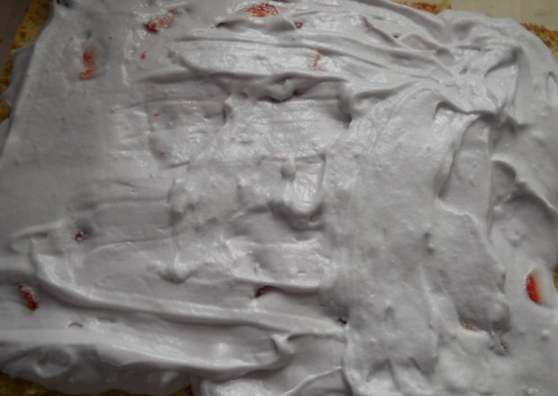 Fotografia przedstawiająca krem śmietanowy z truskawkami