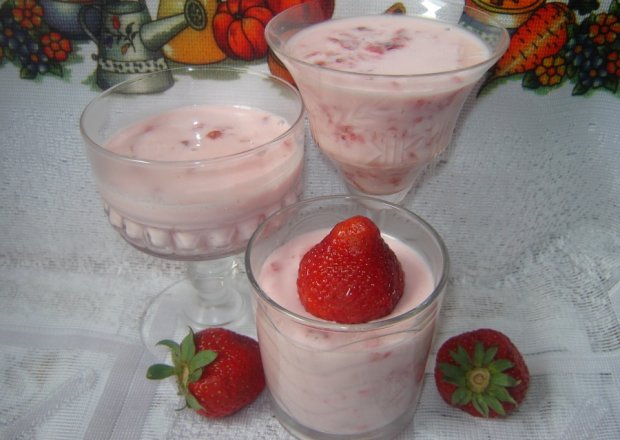 Fotografia przedstawiająca Krem truskawkowy dla dorosłych
