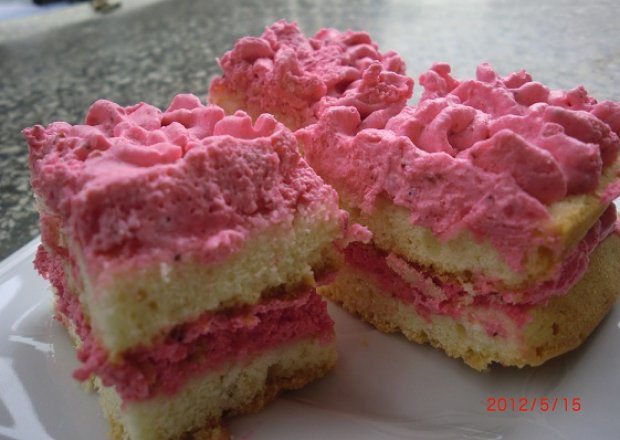 Fotografia przedstawiająca Krem truskawkowy do ciasta