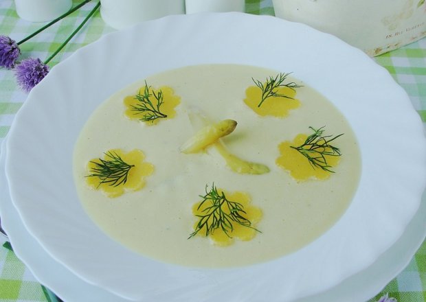 Fotografia przedstawiająca Krem z białych szparagów z kluskami kukurydzianymi