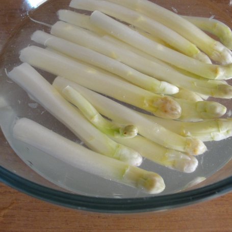 Krok 1 - Krem z białych szparagów z kluskami kukurydzianymi  foto