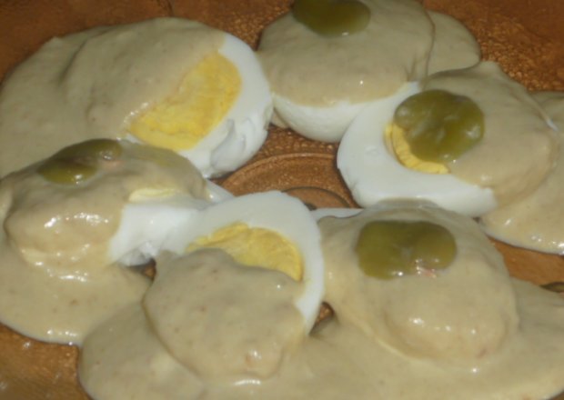 Fotografia przedstawiająca Krem z bobu na jajkach na twardo