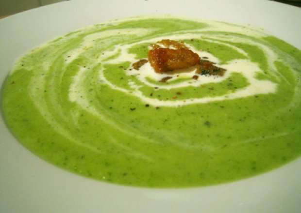 Fotografia przedstawiająca krem z brokułów + serowe grzanki
