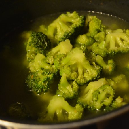 Krok 3 - Krem z brokułów z mozzarellą i słonecznikiem foto