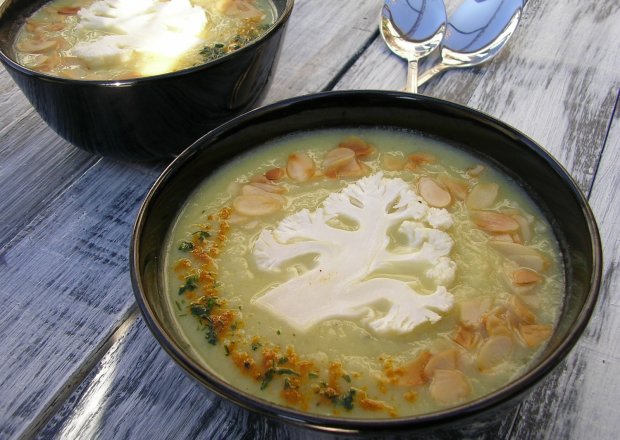 Fotografia przedstawiająca Krem z kalafiora z curry i migdałami