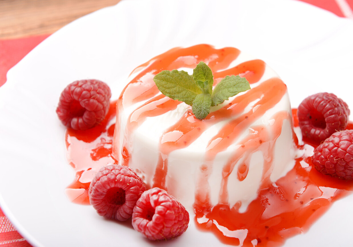 Krem z kaszy manny z sosem malinowym foto