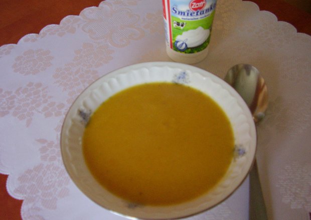 Fotografia przedstawiająca Krem z marchwi pomarańczy i imbiru