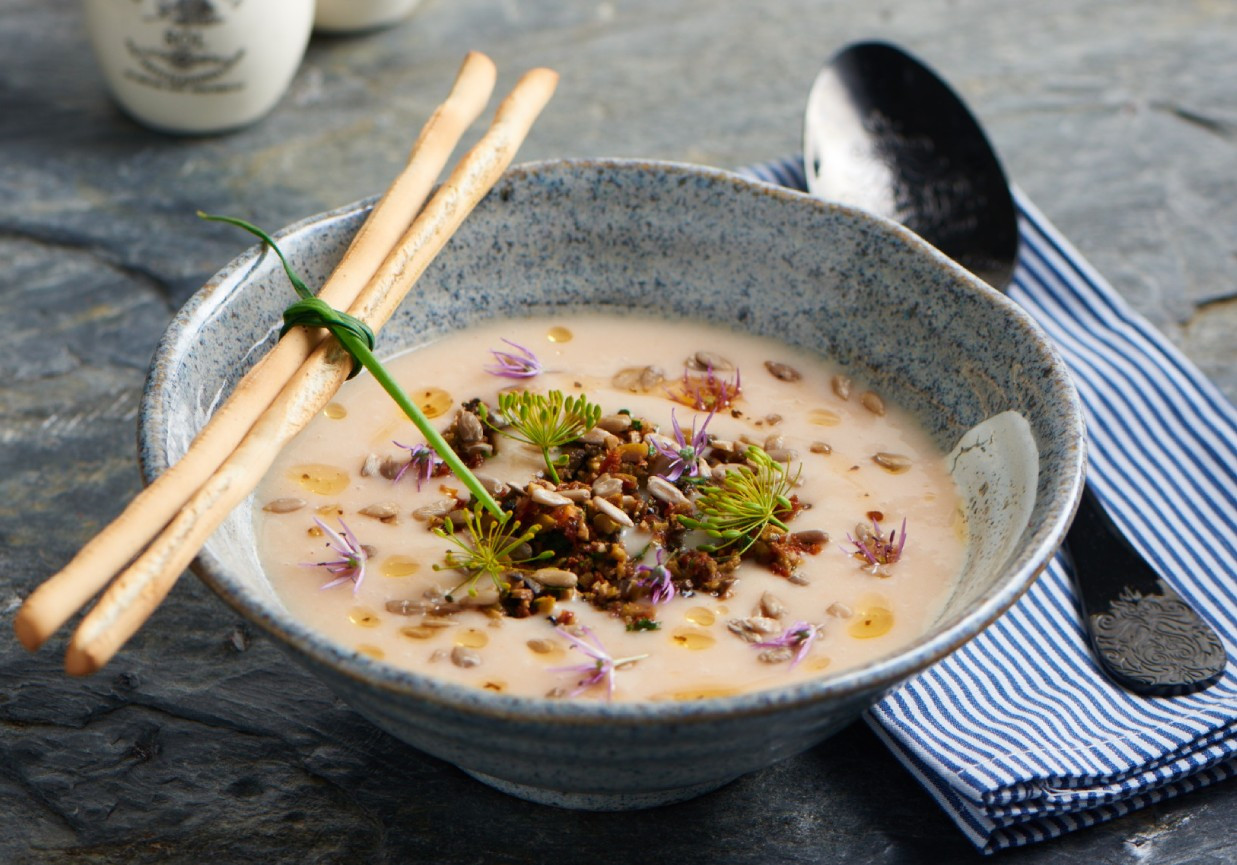 Krem z pietruszki i gruszki z pastą z suszonych pomidorów foto