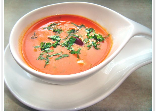 Fotografia przedstawiająca Krem z pomidorów  z czerwoną fasolą i bazylią.