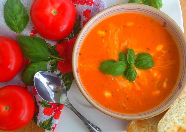 Fotografia przedstawiająca Krem z pomidorów z czosnkowymi grzankami