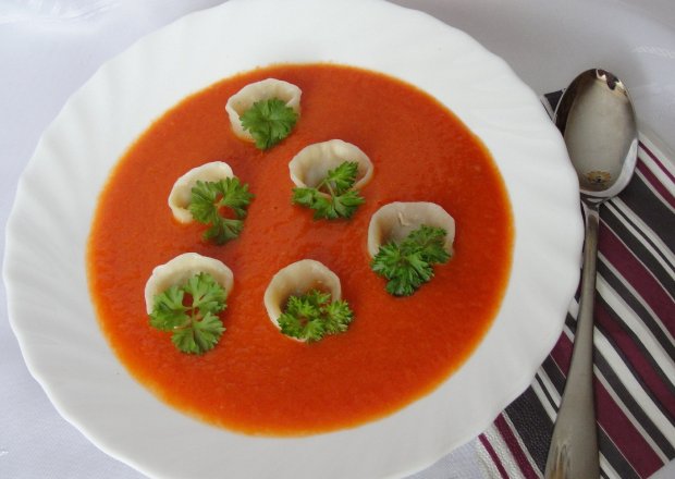 Fotografia przedstawiająca Krem z pomidorów z serowymi uszkami