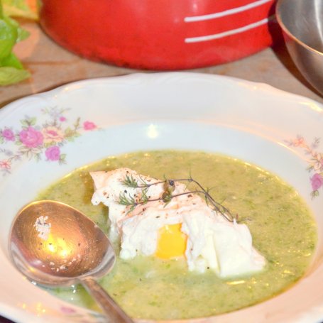 Krok 3 - Krem z sałaty podany z jajkiem poche z zielonym pieprzem i prażonym słonecznikiem foto