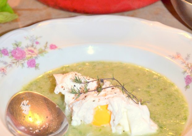 Fotografia przedstawiająca Krem z sałaty podany z jajkiem poche z zielonym pieprzem i prażonym słonecznikiem