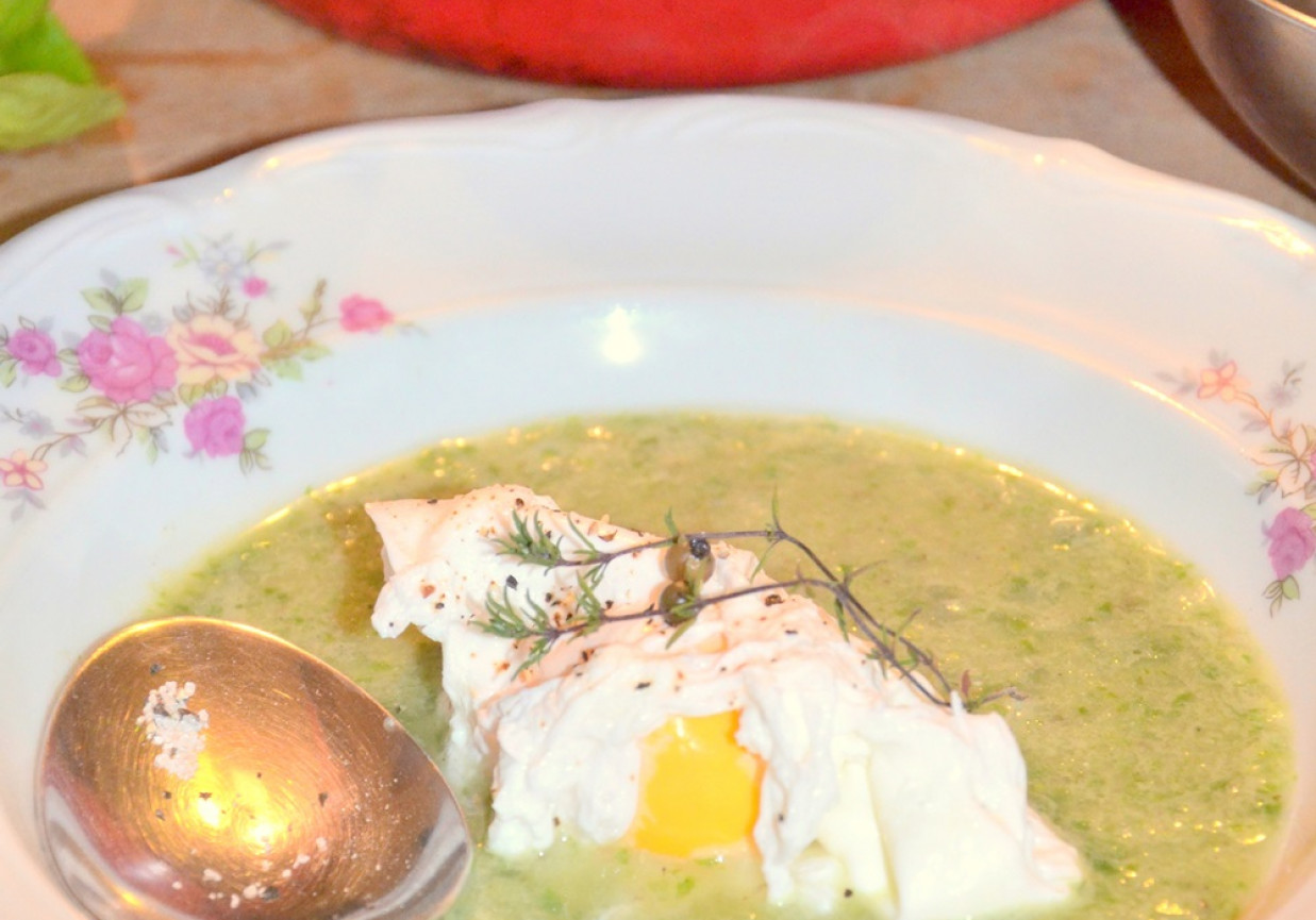 Krem z sałaty podany z jajkiem poche z zielonym pieprzem i prażonym słonecznikiem foto