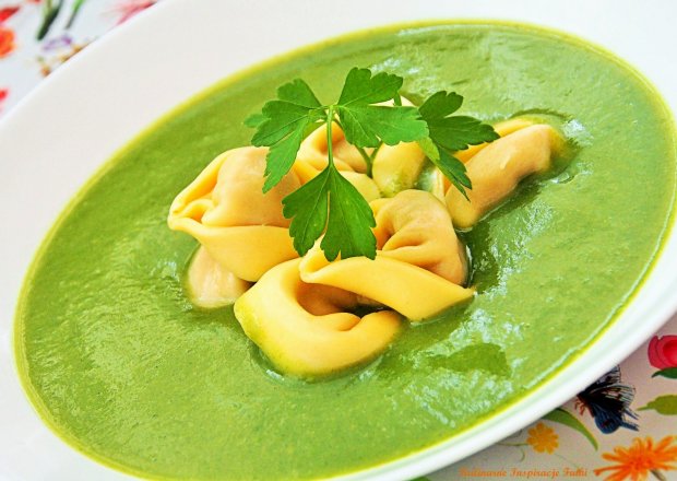 Fotografia przedstawiająca Krem z zielonych warzyw z tortelloni