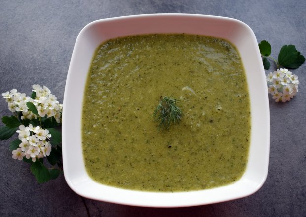 Fotografia przedstawiająca Krem z zielonych warzyw ze świeżą kolendrą