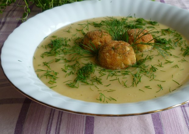 Fotografia przedstawiająca Krem z ziemniaków z klopsikami z jajek