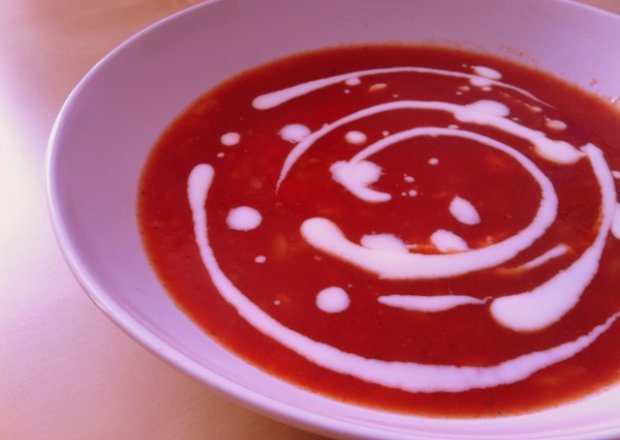 Fotografia przedstawiająca Krem ze świeżych pomidorów z makaronem orzo