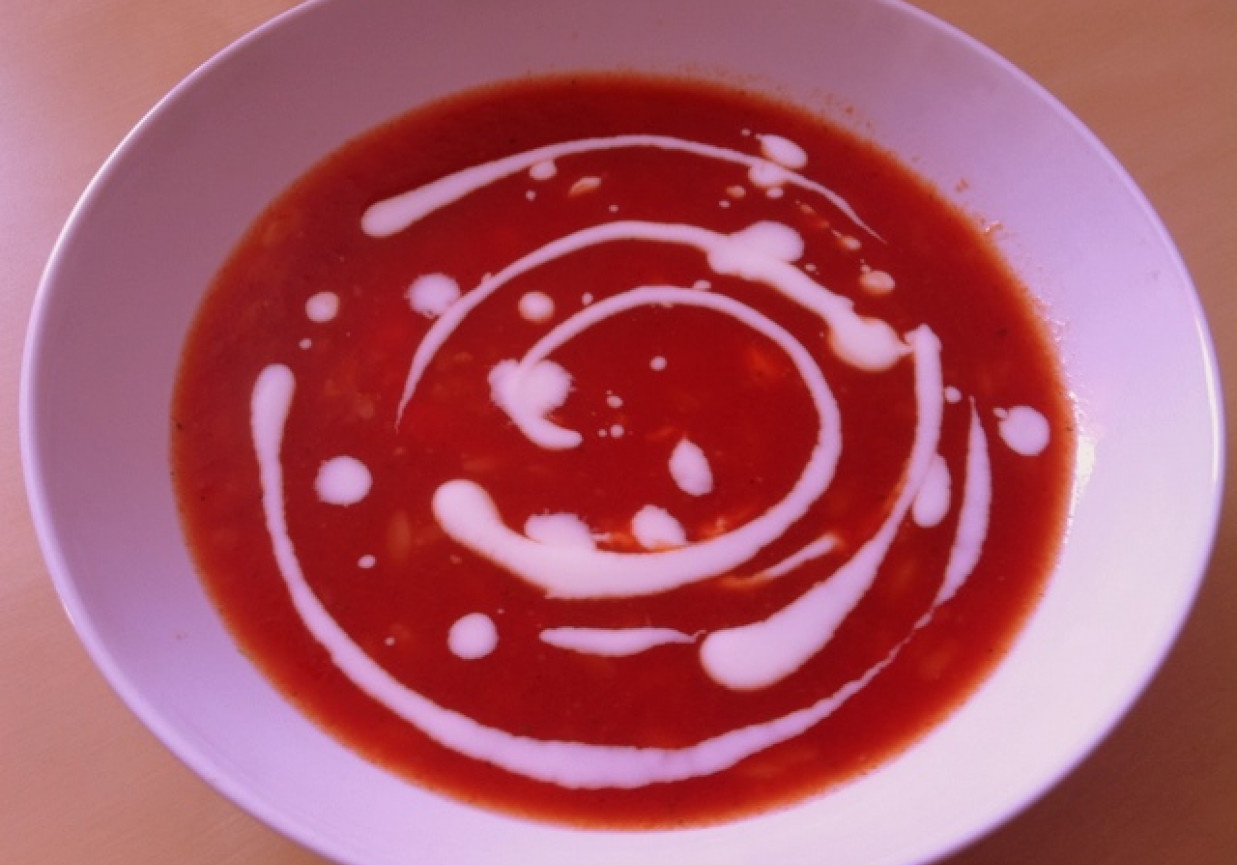 Krem ze świeżych pomidorów z makaronem orzo foto