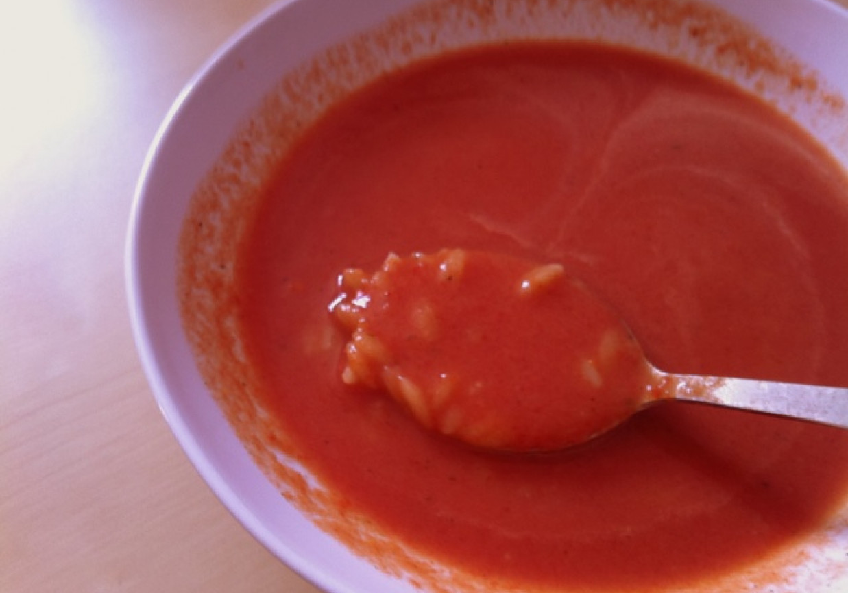 Krem ze świeżych pomidorów z makaronem orzo foto