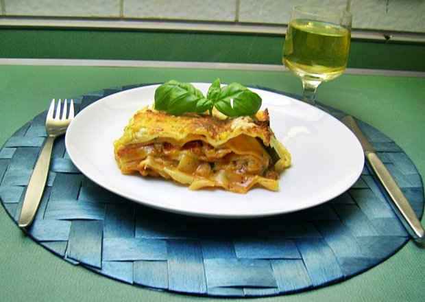 Fotografia przedstawiająca Kremowa lasagne z cukinią pod winnym beszamelem