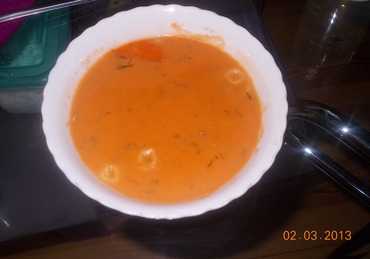 Kremowa pomidorowa z mini muszelkami foto