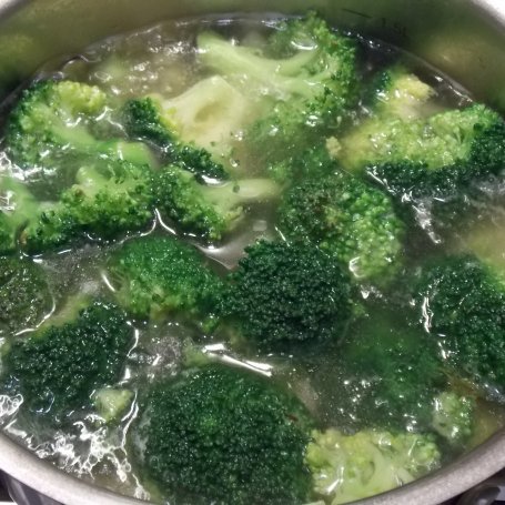 Krok 1 - Kremowa zupa brokułowa z jaglanymi kluseczkami foto