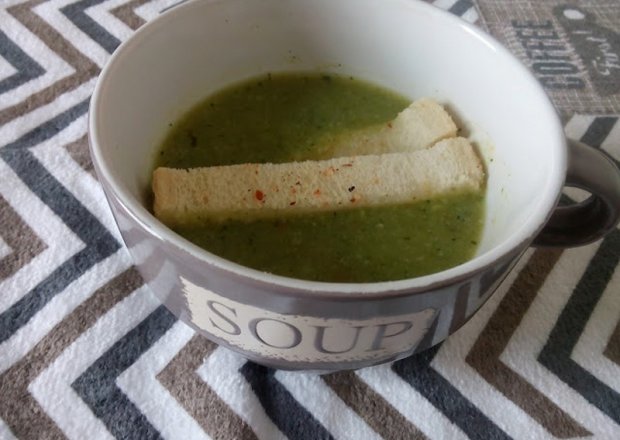 Fotografia przedstawiająca kremowa zupa brokułowa