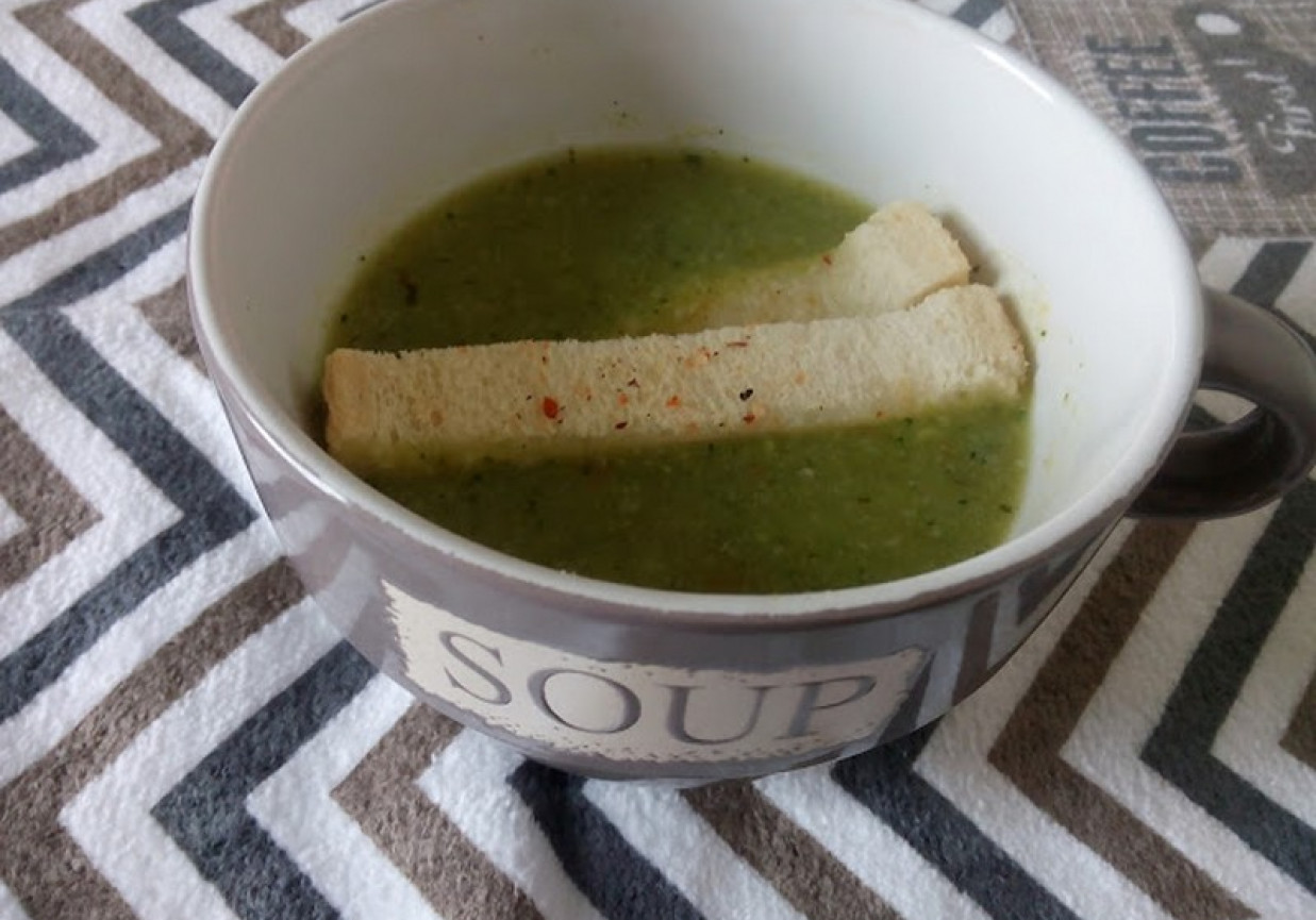 kremowa zupa brokułowa foto