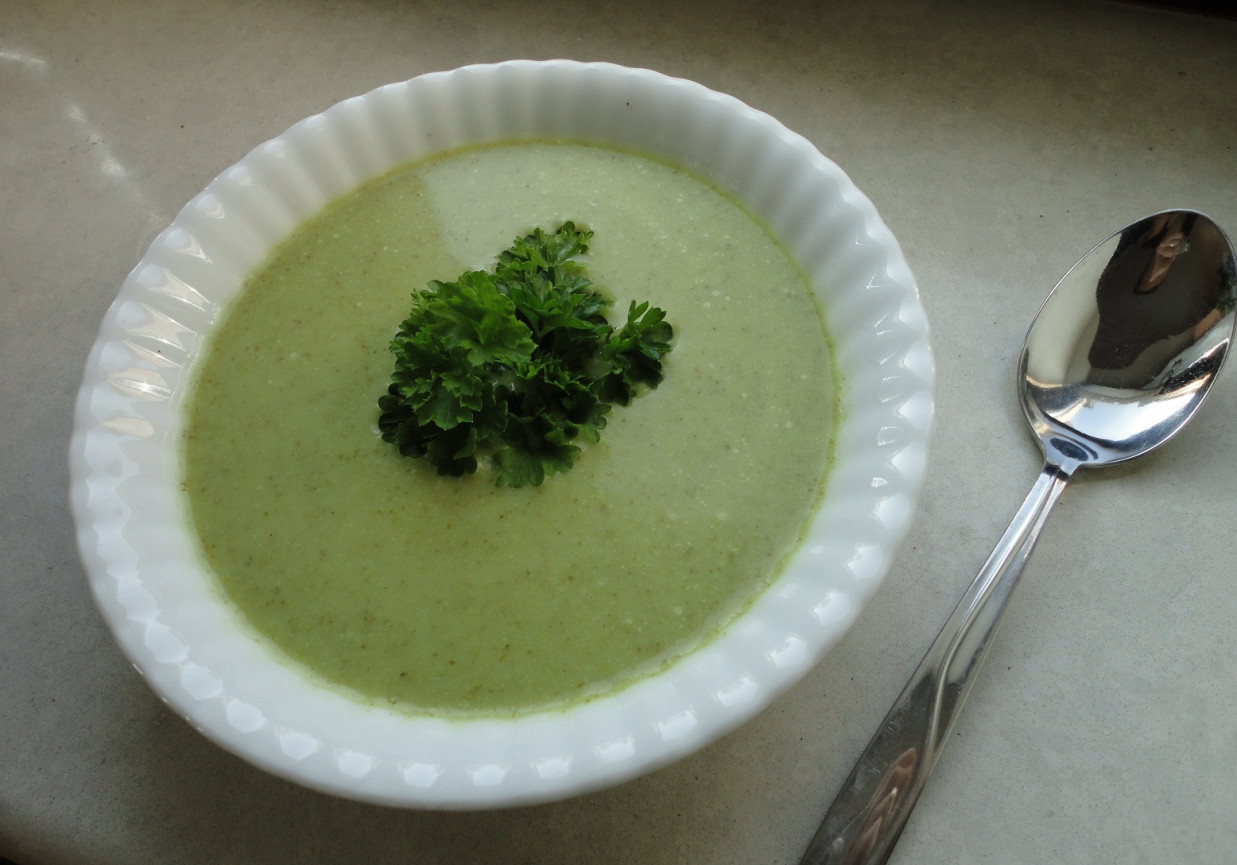 Kremowa zupa brokułowa foto