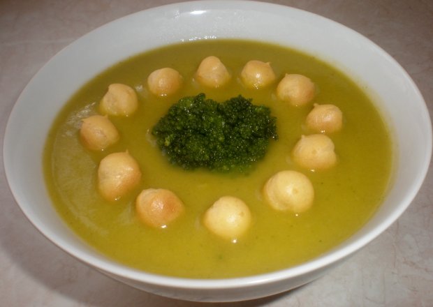 Fotografia przedstawiająca Kremowa zupa brokułowa