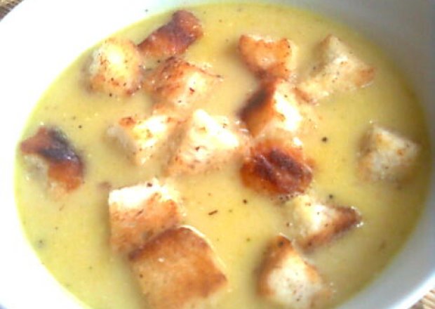 Fotografia przedstawiająca Kremowa zupa cebulowa