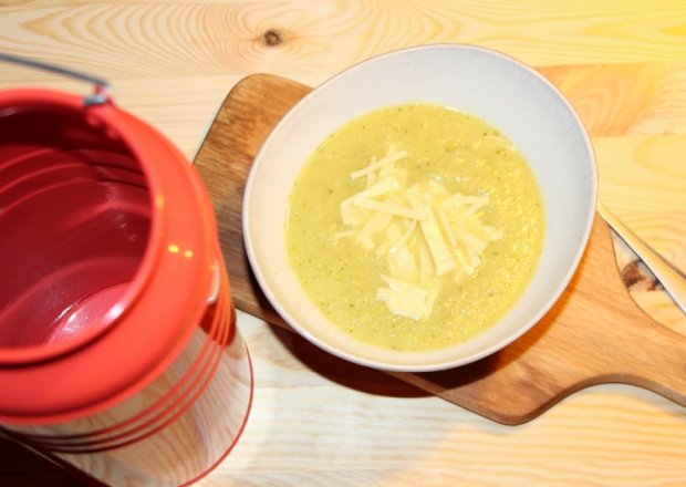 Fotografia przedstawiająca Kremowa zupa cukiniowo-oliwkowa